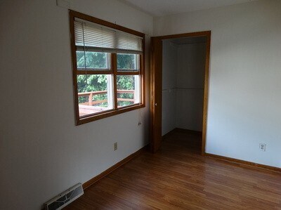 Building Photo - Deck? Yes! Parking? Ample!