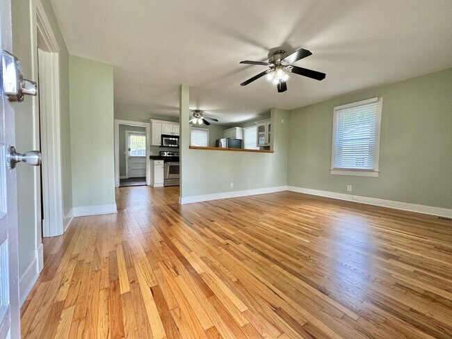 Foto del edificio - Nature Lovers - 3 Bed, 1 Bath Home w/ 1 Car Garage Close to Downtown Franklin