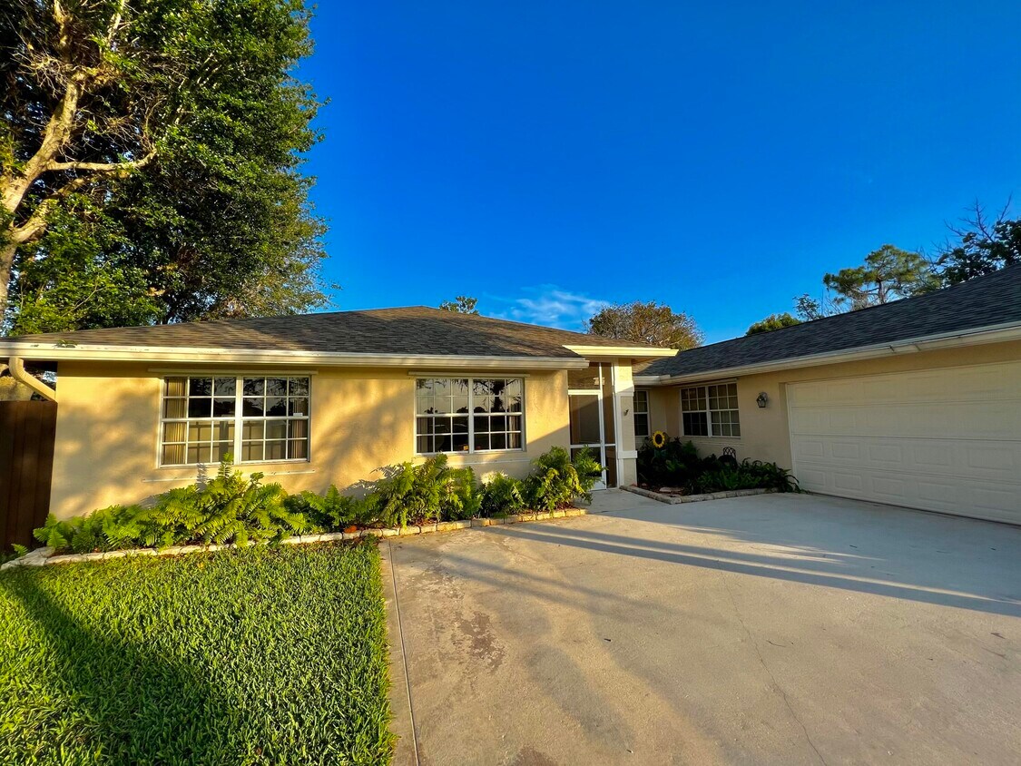 100 Waterview Way, Royal Palm Beach, FL 33411 House Rental in Royal