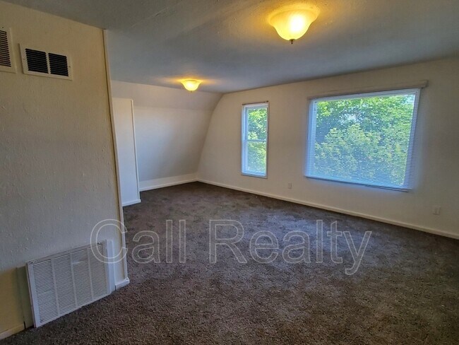 Foto del edificio - 719 W Augusta Ave