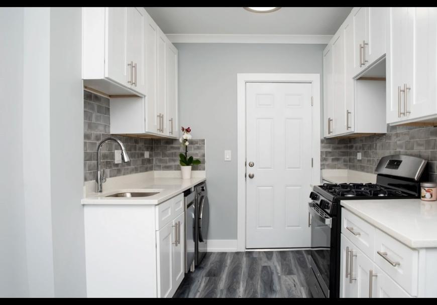 Foto principal - 0 bedroom in Chicago IL 60613
