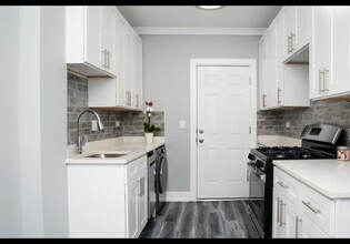 Building Photo - 3819 N Greenview Ave