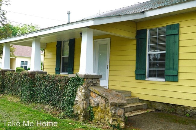 Building Photo - 3 br, 1 bath House - 408 E Elm St