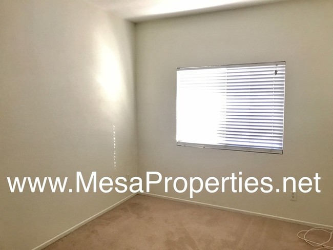 Building Photo - 4 Bedroom 3 Bathroom Home in Victorville