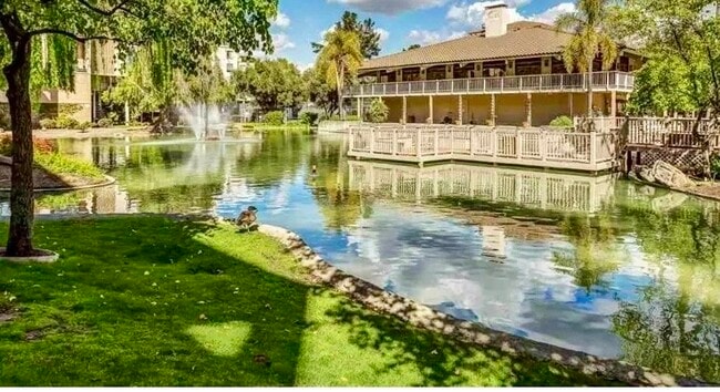 Foto del edificio - 350 N Civic Dr