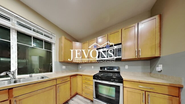 Building Photo - Experience this beautiful SeaTac single-family home with an equipped kitchen, high ceilings, near...