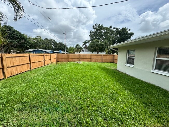 Building Photo - 1400 Viewtop Dr