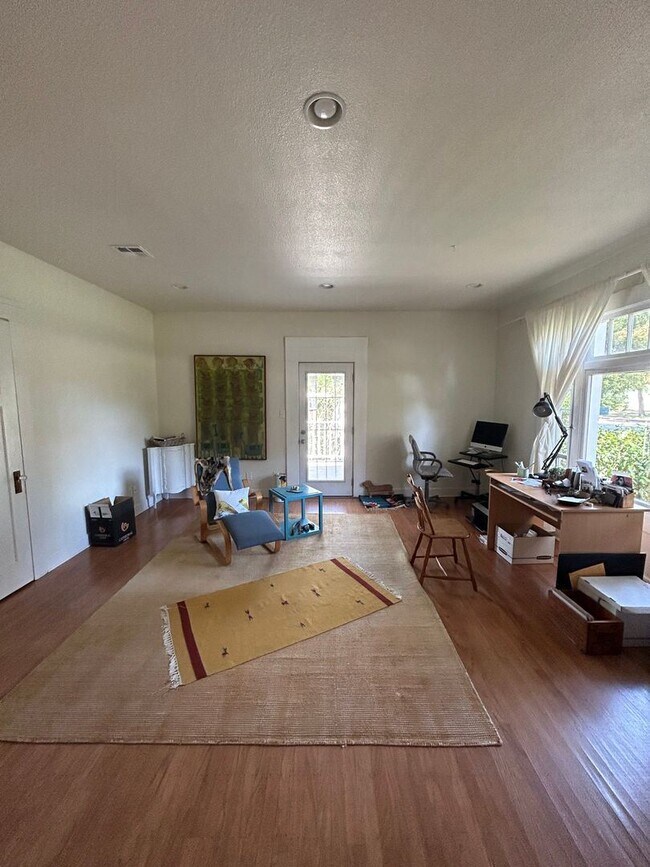 Building Photo - 3 br, 2 bath House - 1017 Azuar