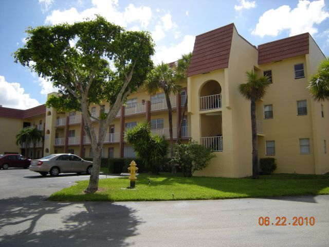 Foto del edificio - 8460 Sunrise Lakes Blvd