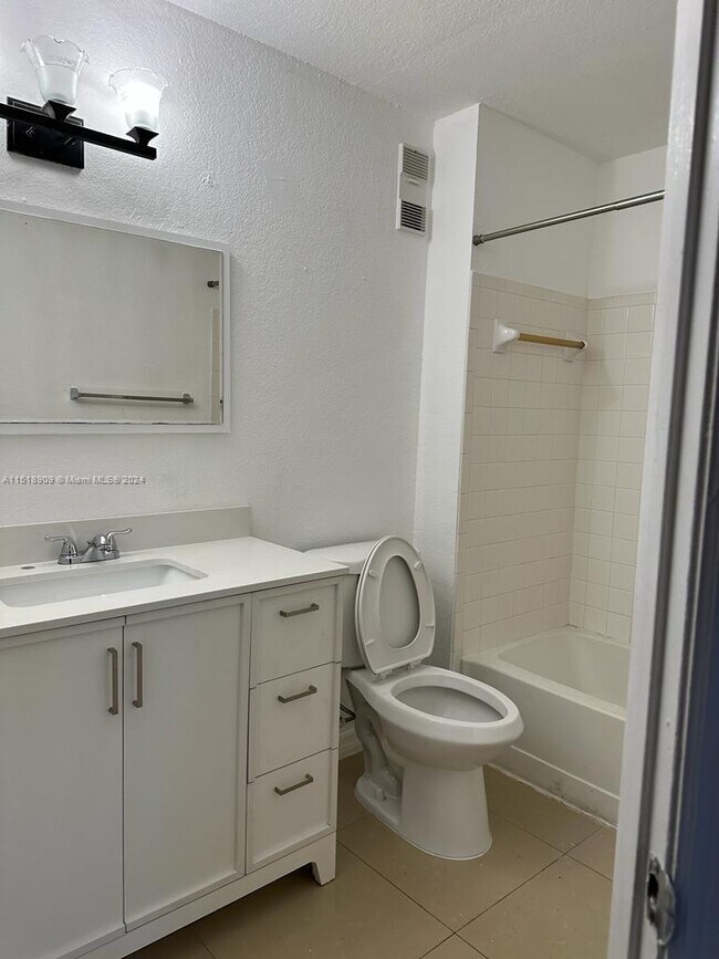 Foto del edificio - 3320 Pinewalk Dr N