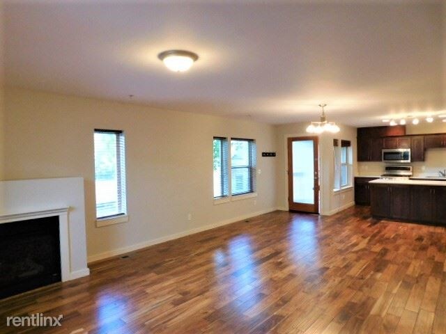 Building Photo - 3 br, 2 bath Condo - 7152 N Burlington Ave