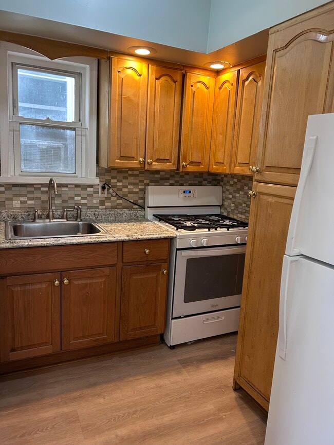 Building Photo - 195 Cambridge Ave