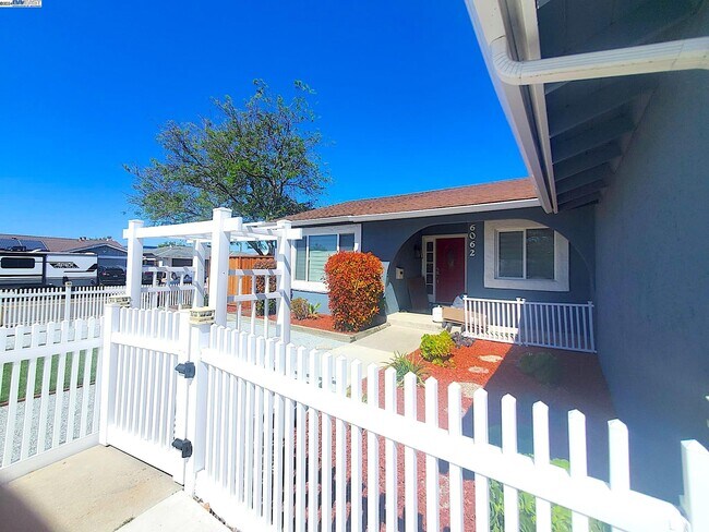 Foto del edificio - 6062 Blossom Ave