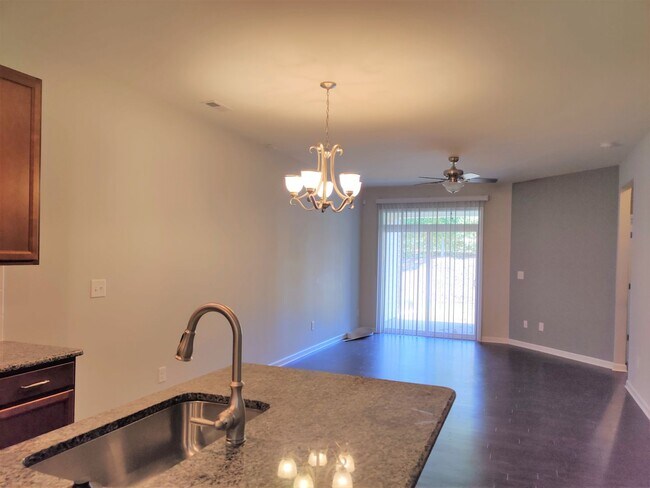 Foto del edificio - 4 Bedroom, 2.5 Bath Townhome in Savannah Townhomes