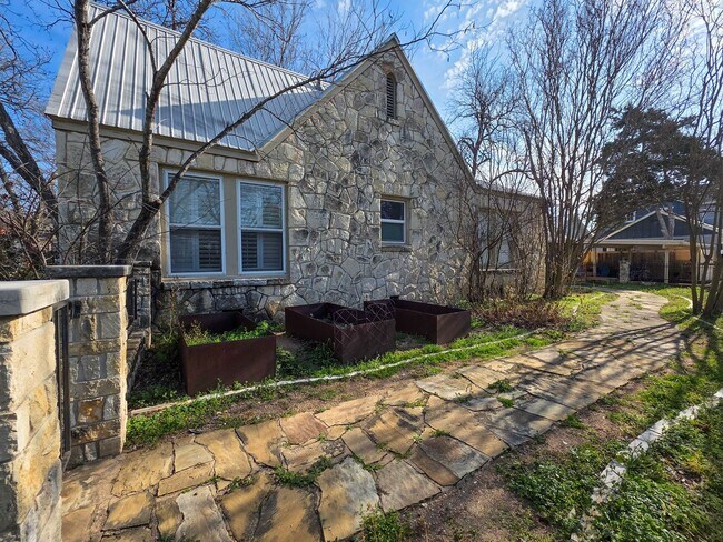 Foto del edificio - 3901 Red River St