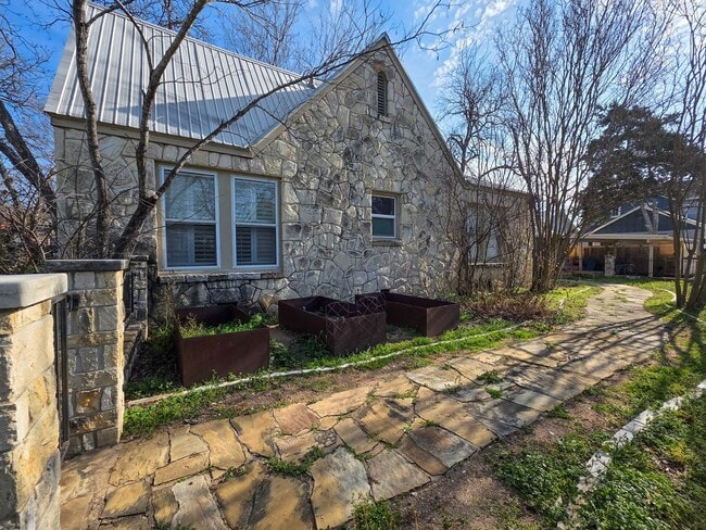 Building Photo - 3901 Red River St