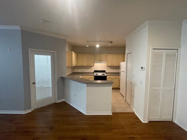 Building Photo - 2BR/2BA Visconti Townhome with Hard Wood F...