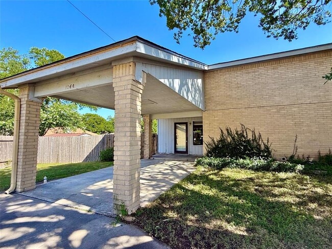 Building Photo - 104 Verna Spur