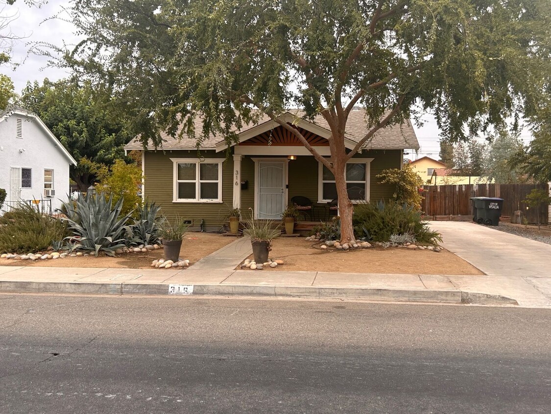 Foto principal - Charming Home for rent in Visalia