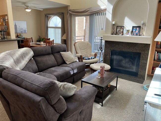 Building Photo - Resort Style Condo At The Lakes