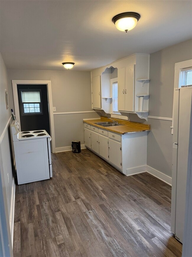 Building Photo - 1312 E 13th Ave