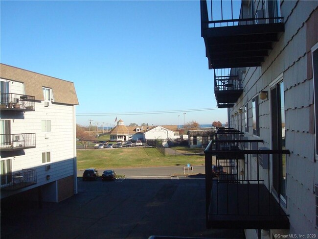 Foto del edificio - 155 Short Beach Rd