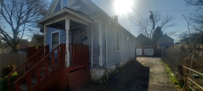 Building Photo - 616 7th St