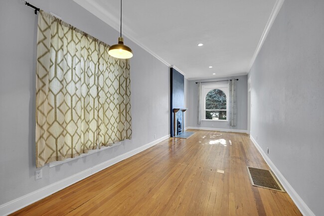Foto del edificio - $2,495, 2-bed, 1-bath Victorian in the hea...