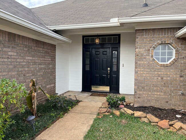 Building Photo - Off Shed Road in Bossier City