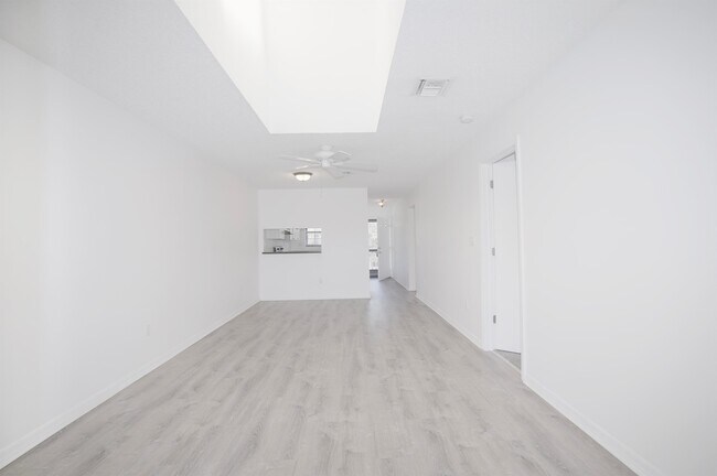Foto del edificio - 5361 Treetops Dr