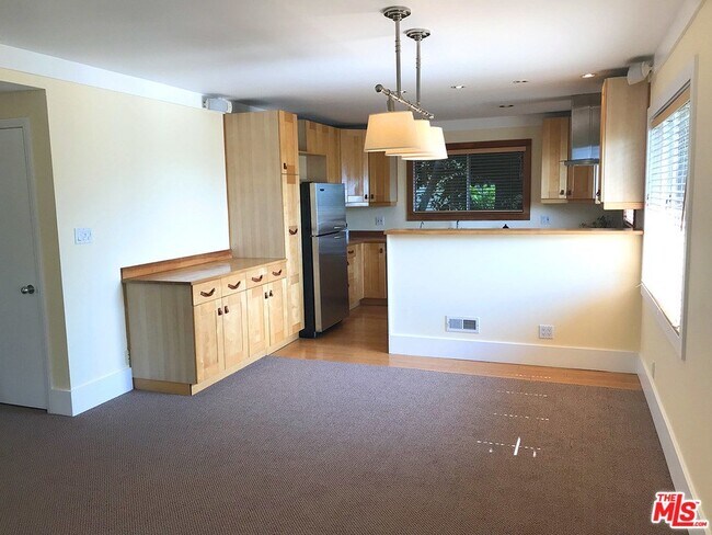 Building Photo - 1223 Sunset Plaza Dr