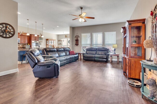 Building Photo - 4 Bedroom in CRESTVIEW!!