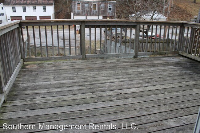 Building Photo - 3 br, 1 bath House - 114 W Main St