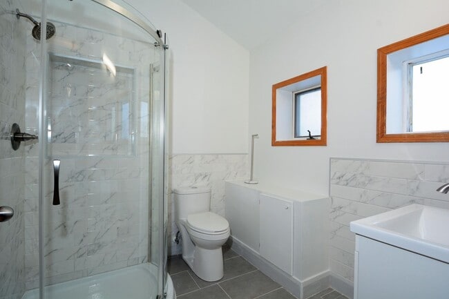 Building Photo - 814 Grand Ave