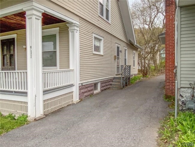 Building Photo - 911 Ackerman Ave