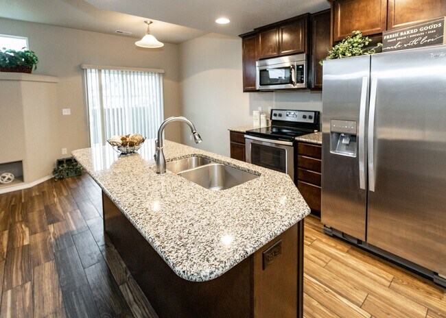 Foto del edificio - Centrally Located End Unit 3 Bed Townhouse in D20