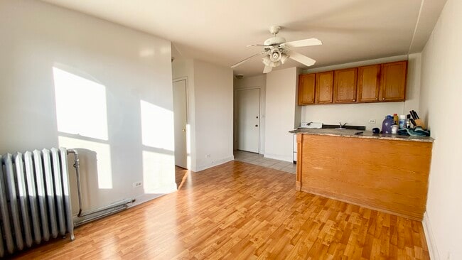 Building Photo - 3933 N Clarendon Ave