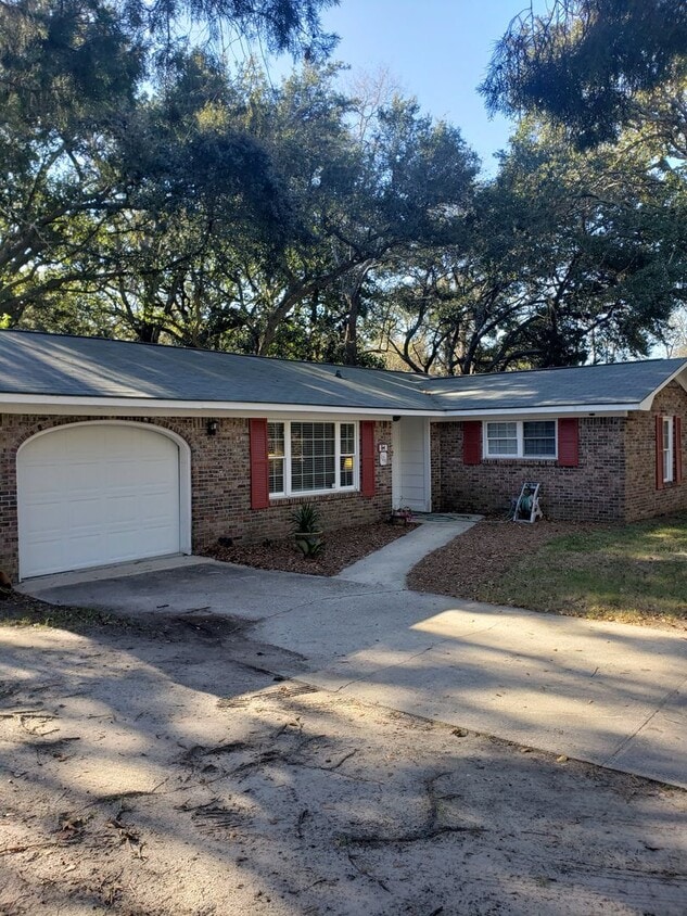 Mount Pleasant Ranch in Ideal Location House Rental in Mount Pleasant