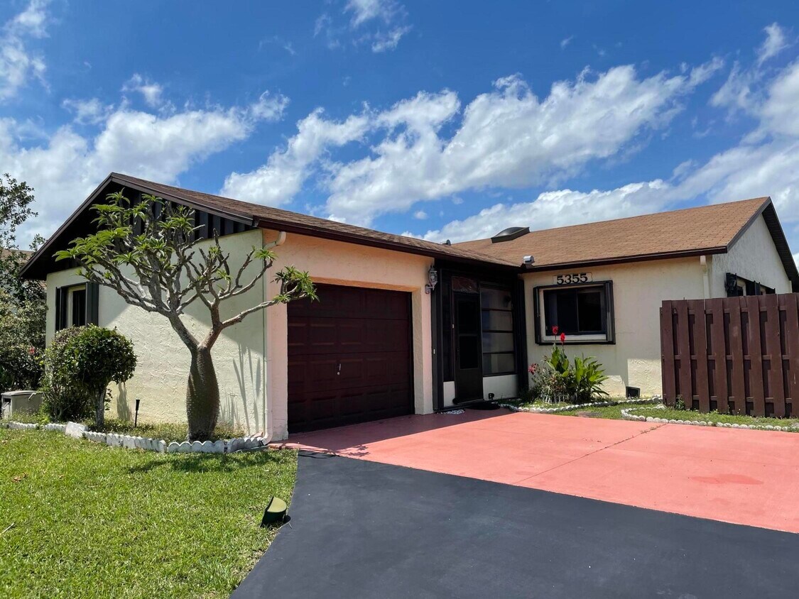 Foto principal - 5355 Mirror Lakes Blvd