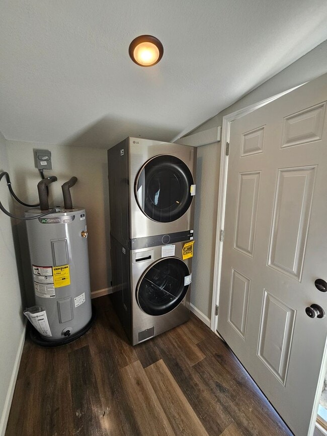 Building Photo - 2 Bedroom 2 bath home in Strawberry Plains/Knoxville with large garage, available Now!