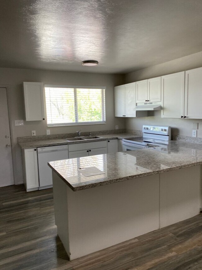 Building Photo - Spanish Fork Duplex