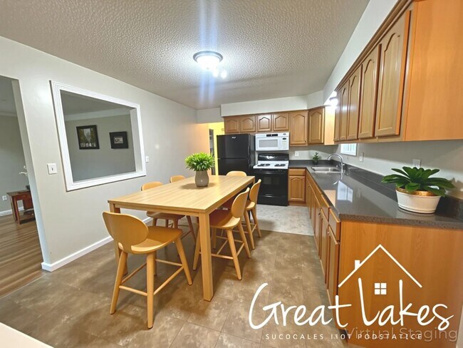 Foto del edificio - Lovely 3 Bedroom 2 Bathroom now available ...
