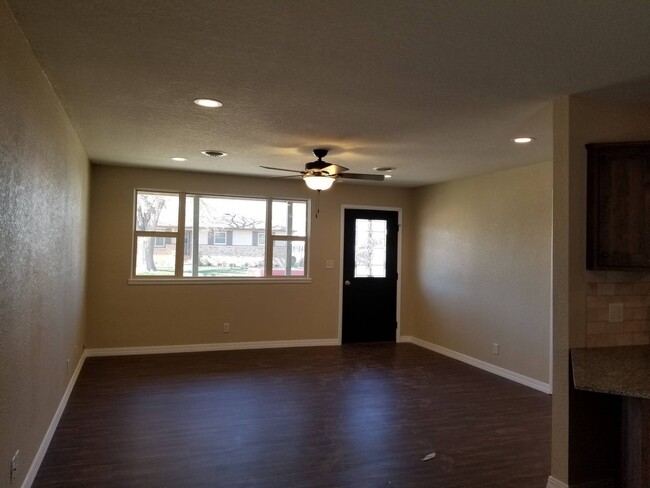 Building Photo - 3 Bedroom, 1 Bathroom Home with attached g...