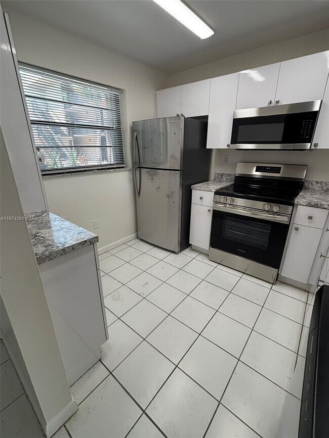 Building Photo - 10865 SW 112th Ave