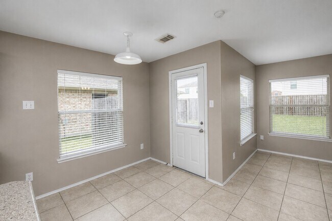 Foto del edificio - 4711 Buescher Ct