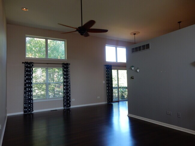 Foto del edificio - 332 Gladstone Ln