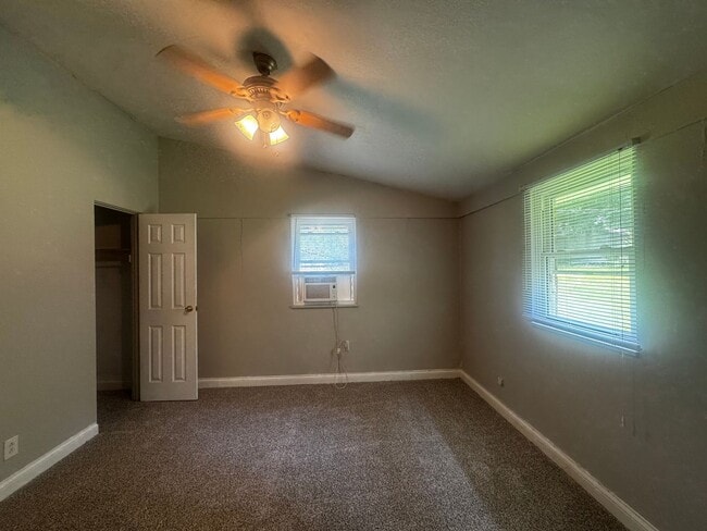 Building Photo - Newly Available 3 Bedroom