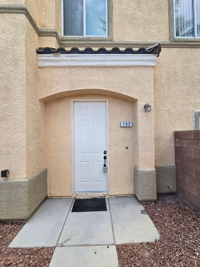 Building Photo - A Fabulous 3 Bedroom Townhouse close to NA...