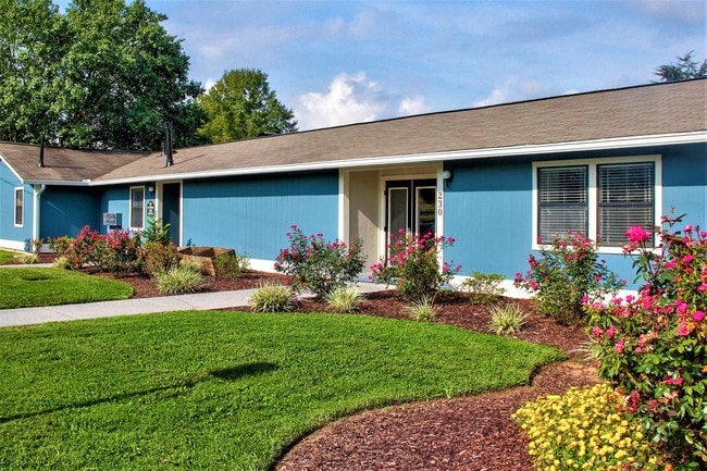 Building Photo - Landings on Silverlake