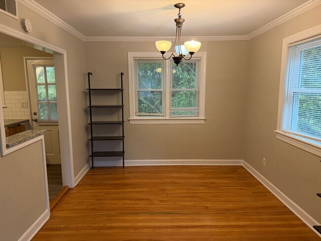 Foto del edificio - Comfort & Style: 2-Bedroom Raleigh Townhouse